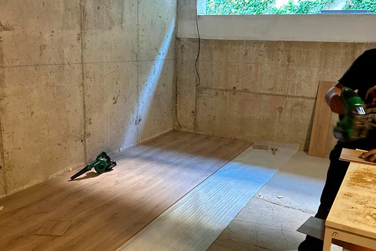 Habitación en obras con suelo de madera en proceso de reforma