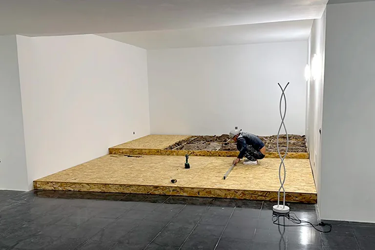 Habitación en reforma con suelo de tableros OSB