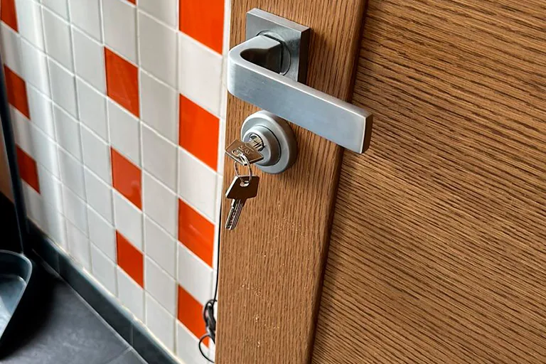 Cerradura y manilla nuevas instaladas en una puerta de madera