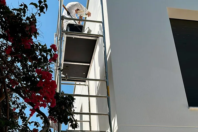Andamio en una fachada para trabajos de pintura exterior
