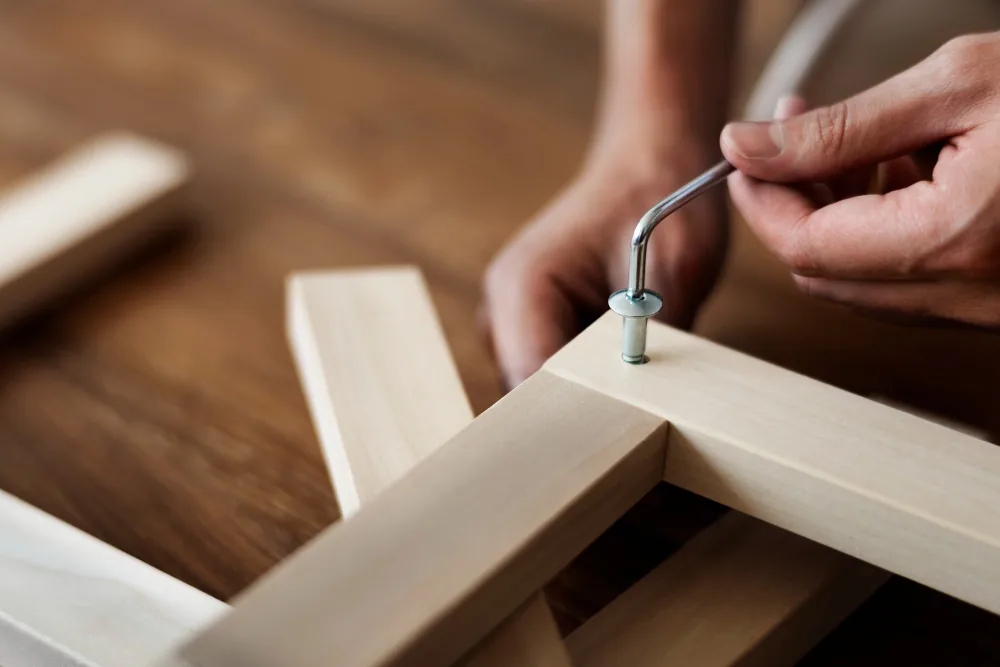 Montaje de un mueble de madera con llave Allen