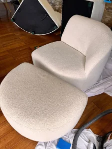 Sillón tapizado blanco tras una limpieza de tapicería