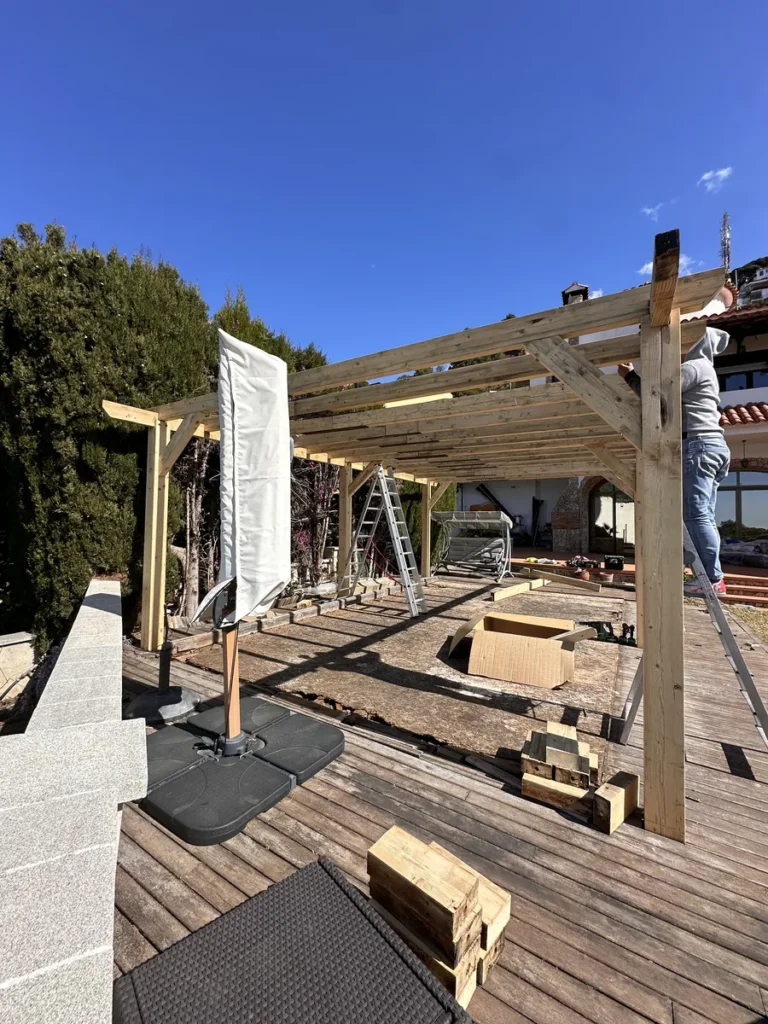 Pérgola de madera en construcción sobre una terraza